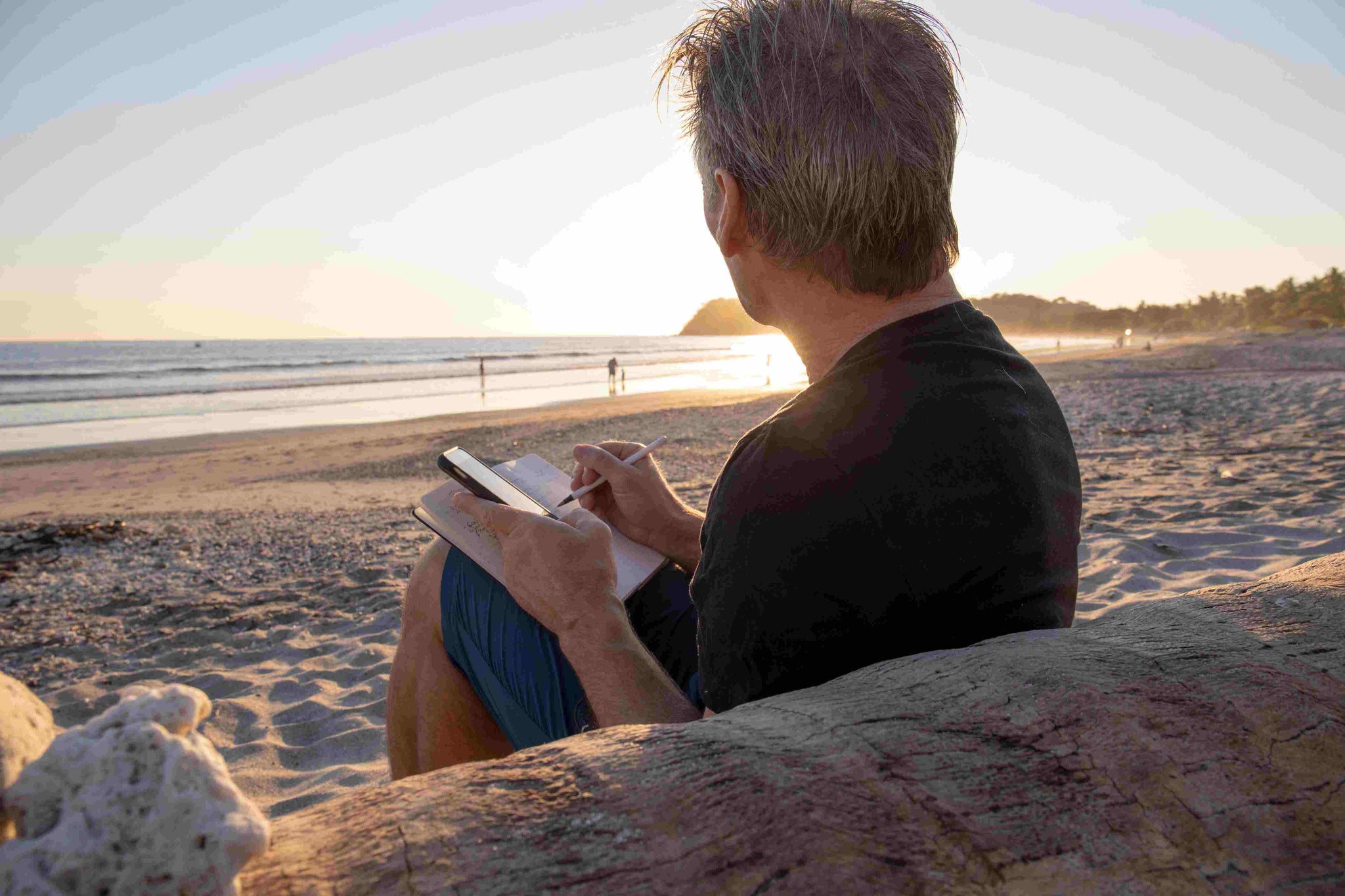 Men's Journaling Techniques: Reflecting and Setting Goals