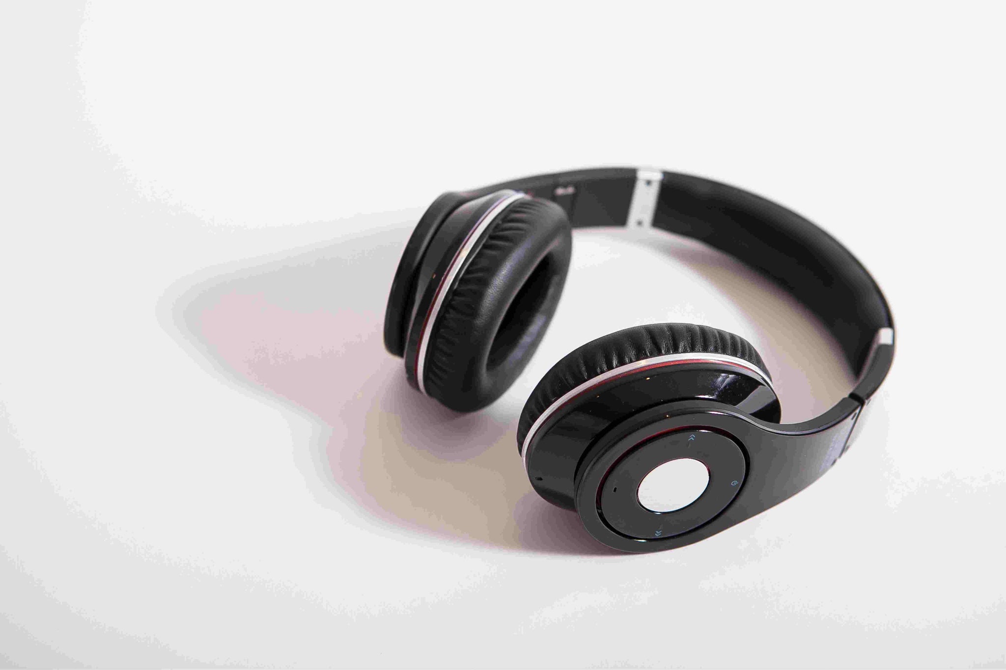 The Best Noise-Canceling Headphones for Men: Focus and Relaxation