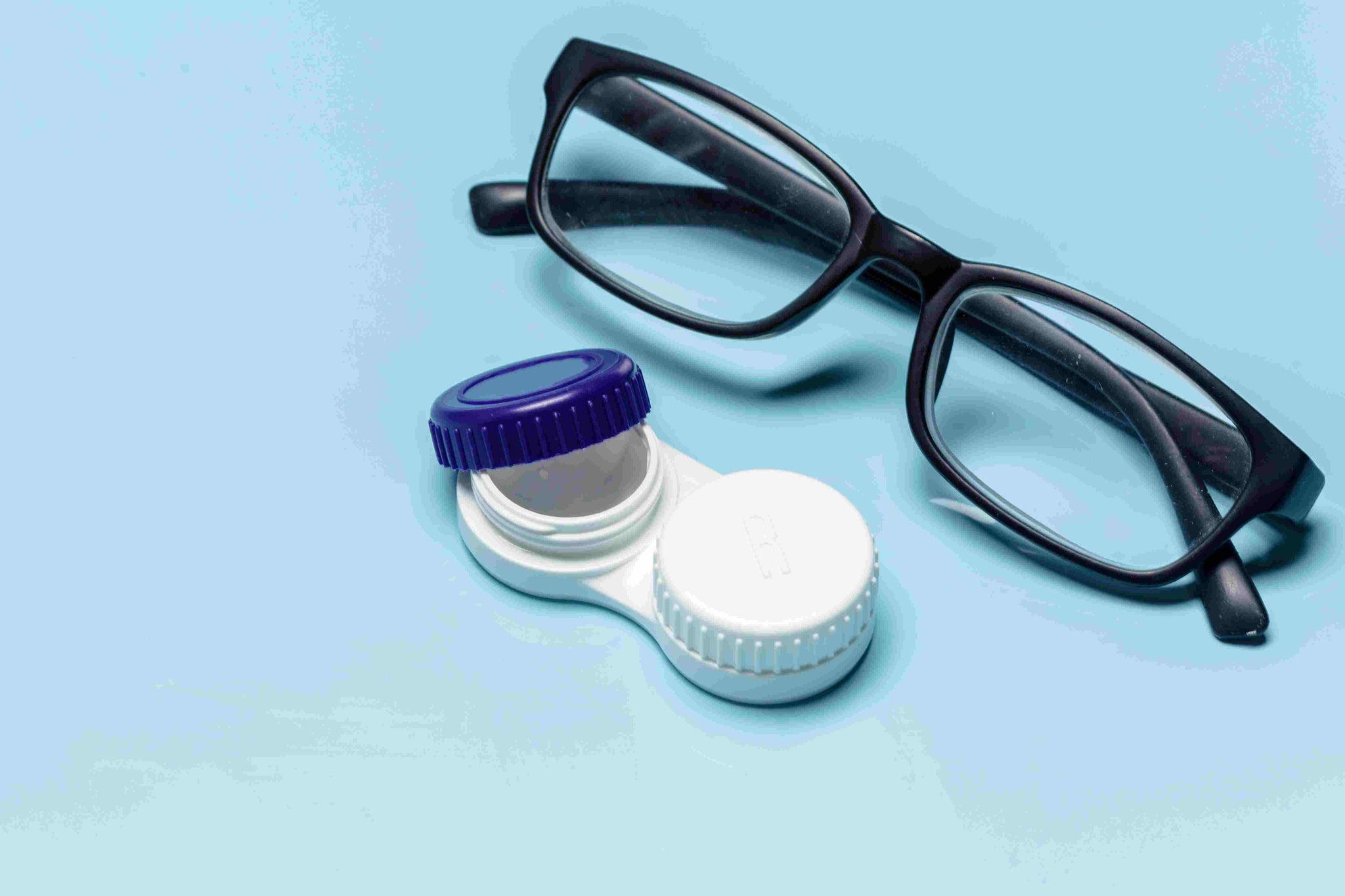 Prescription Eyeglasses vs. Contact Lenses: Which Is Best for Men?